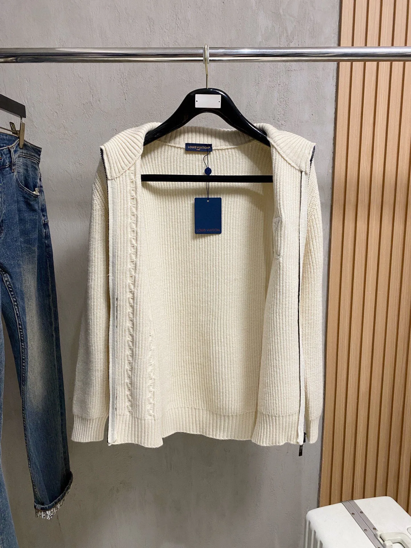 🅿️560 【LV Louis Vuitton】Autumn and winter classic cardigan sweater, in full condition! ! ! Wool blended fabric, the latest model in 2025, golden ratio! ! Slim-fitting soft gold, versatile and practical item, the combination and practicality are extremely powerful, simple and elegant, and classy! To create your own style, it is highly recommended to buy it in two colors. The standard slim fit tailoring process is suitable for both young and old men. It is knitted from wool and will not cause any discomfort! While keeping warm, it is stylish, textured and wearable, and the classic logo with contrasting colors on the chest feels in place! ! Recommended for regular customers! ! Size M-3XL (maximum wear: 190 pounds)